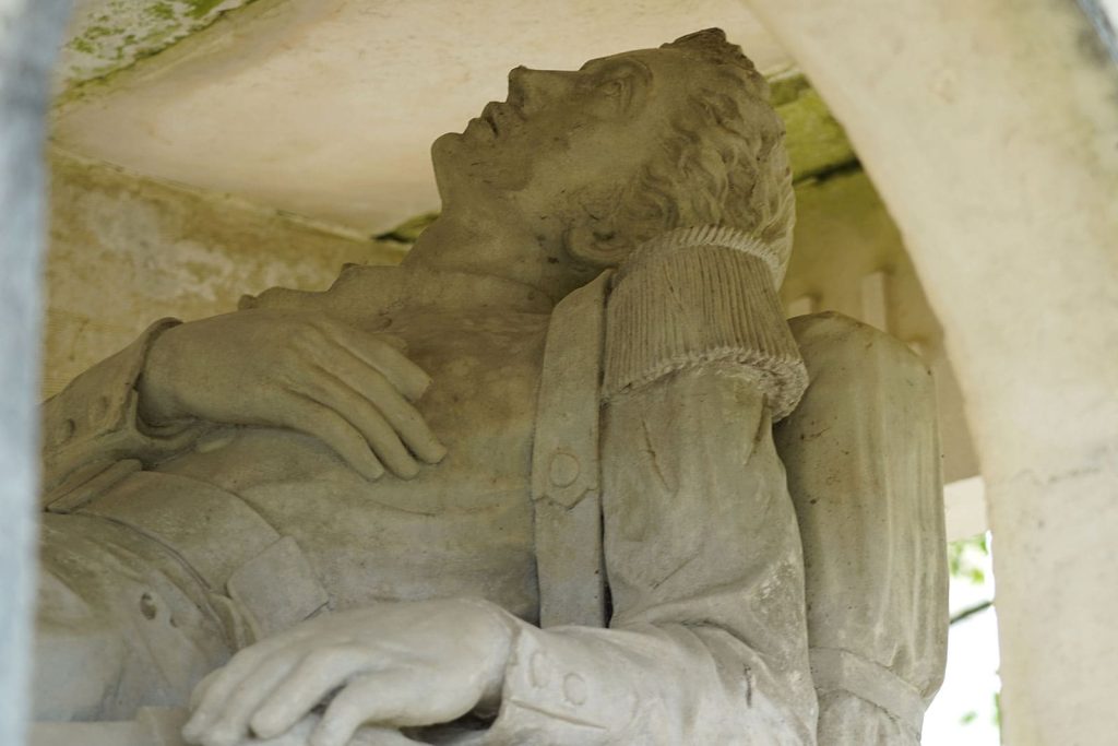 Die Statue des Gisant in der Nähe des Tempels von Saint-Augustin-sur-Mer