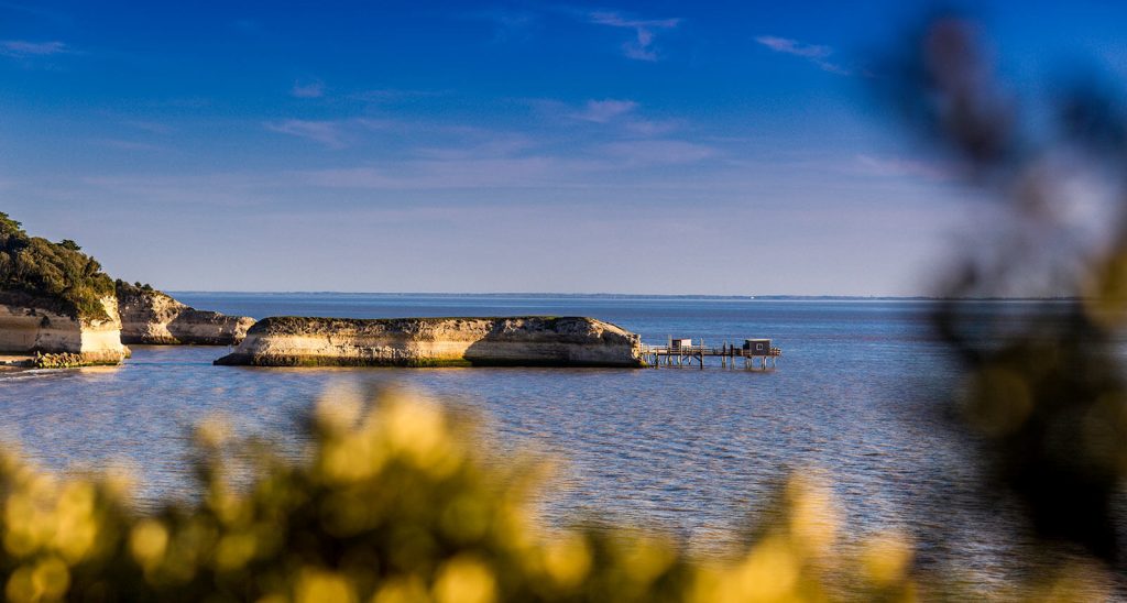 le rocher de la couronne à la plage des vergnes à Meschers-sur-Gironde