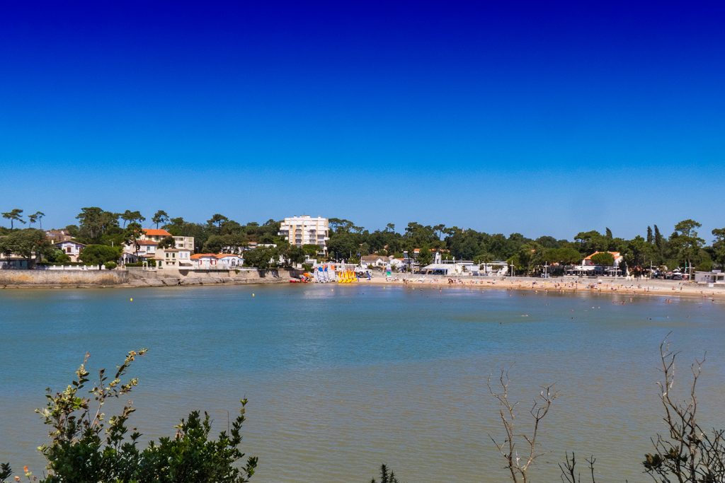 La plage de Nauzan et le centre nautique