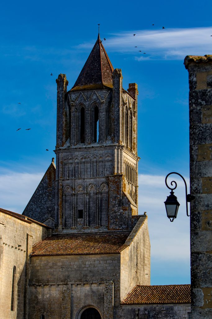 Kirchturm-Abtei-Sablonceaux