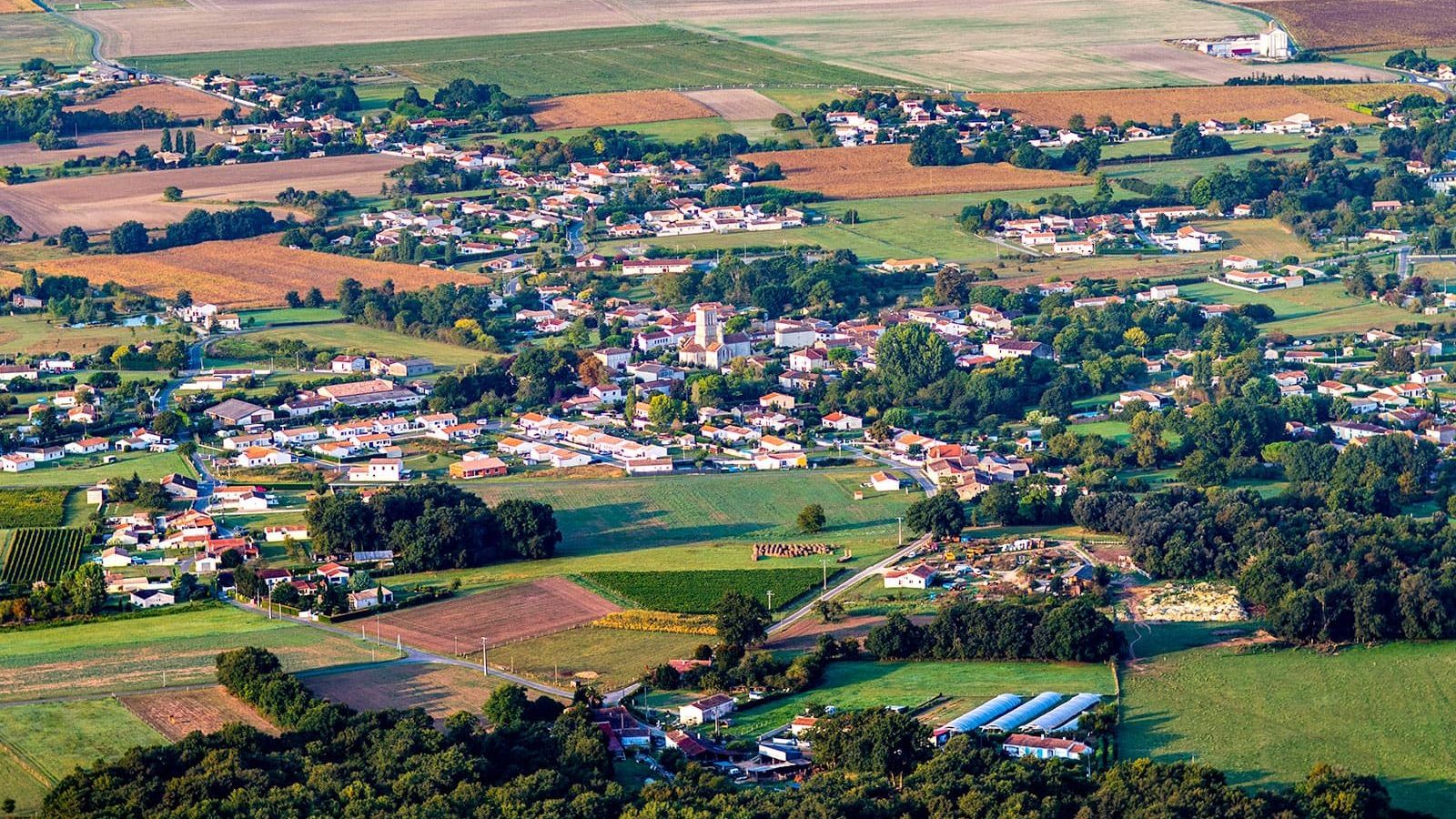 Vue du ciel de Corme-écluse