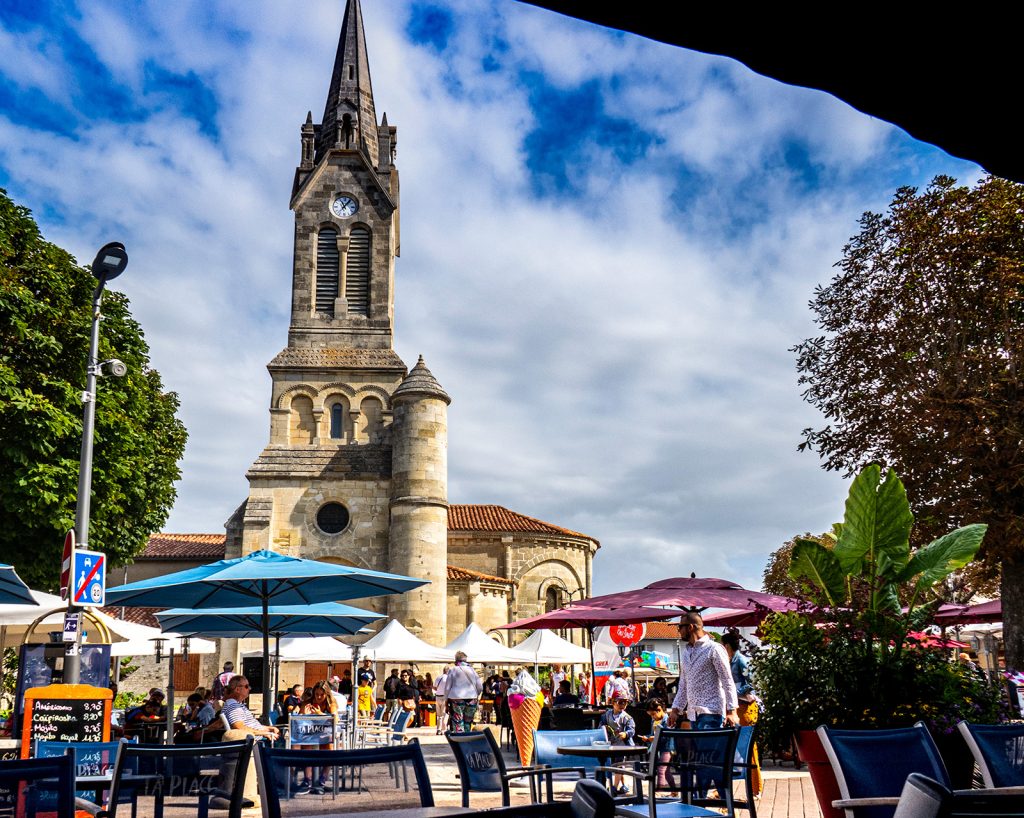Der Kirchplatz in Saint-Georges de Didonne