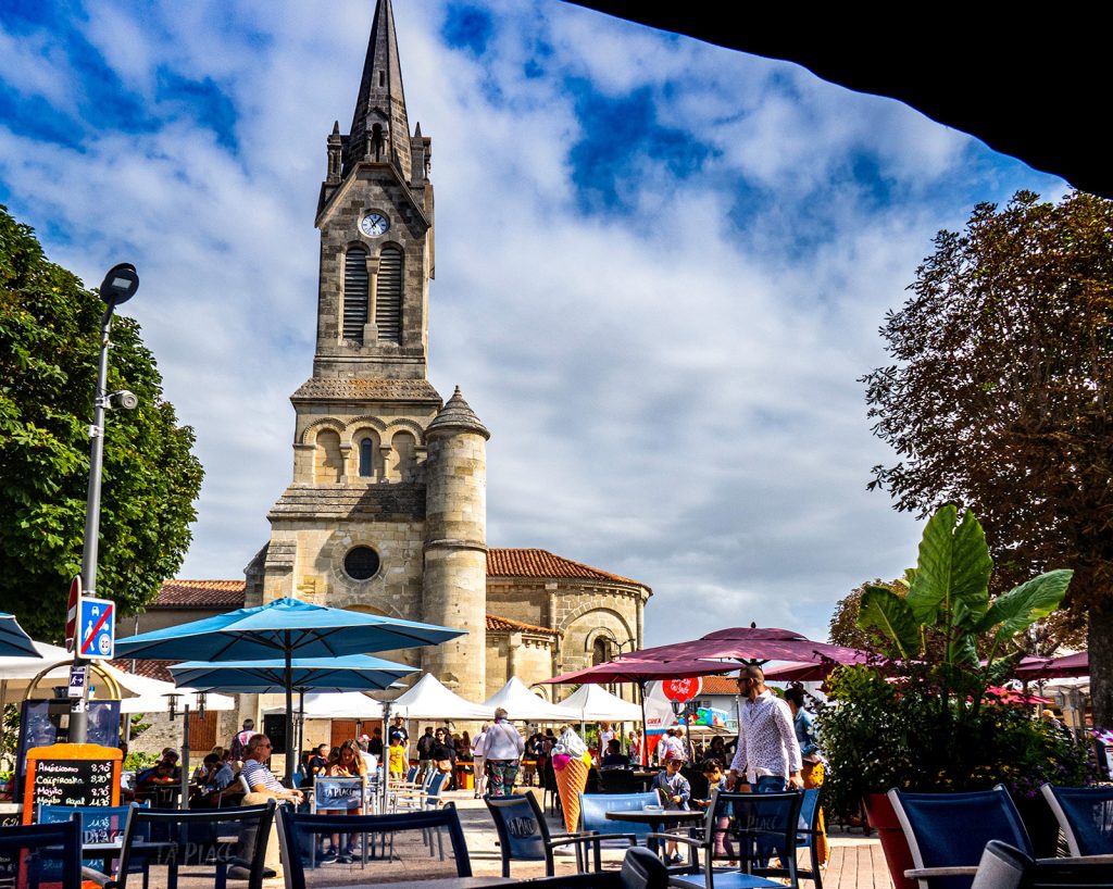 La place de l'église à Saint-Georges de Didonne