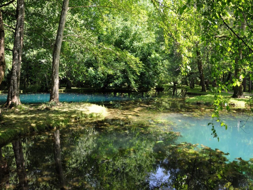 blue-fountains-chateau-de-beaulon