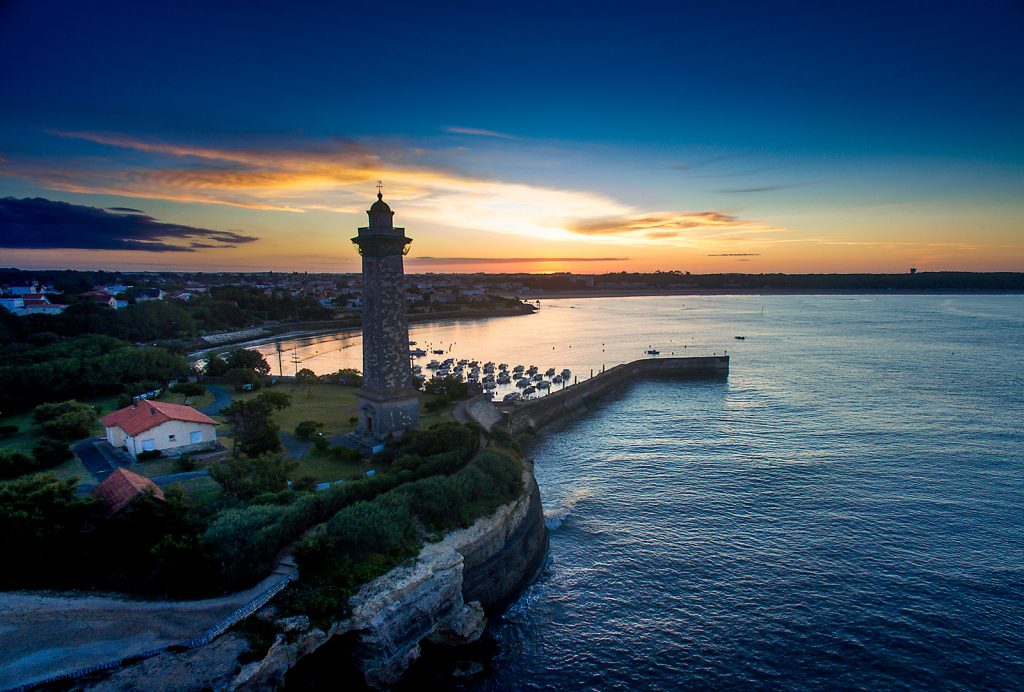 Lever de soleil sur le phare de Vallières à Saint-Georges-de-Didonne