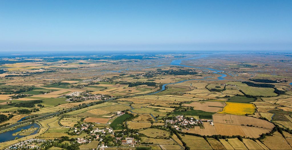 Between two estuaries seen from the sky