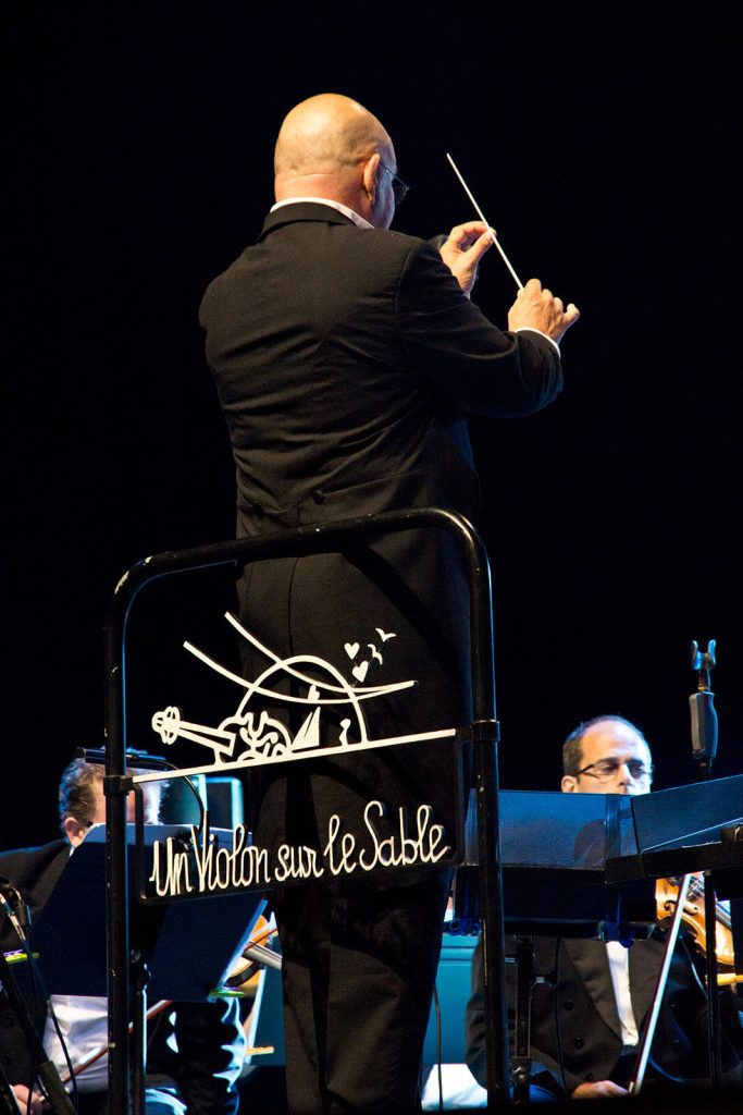 Musicians and conductor at the Violon sur le Sable