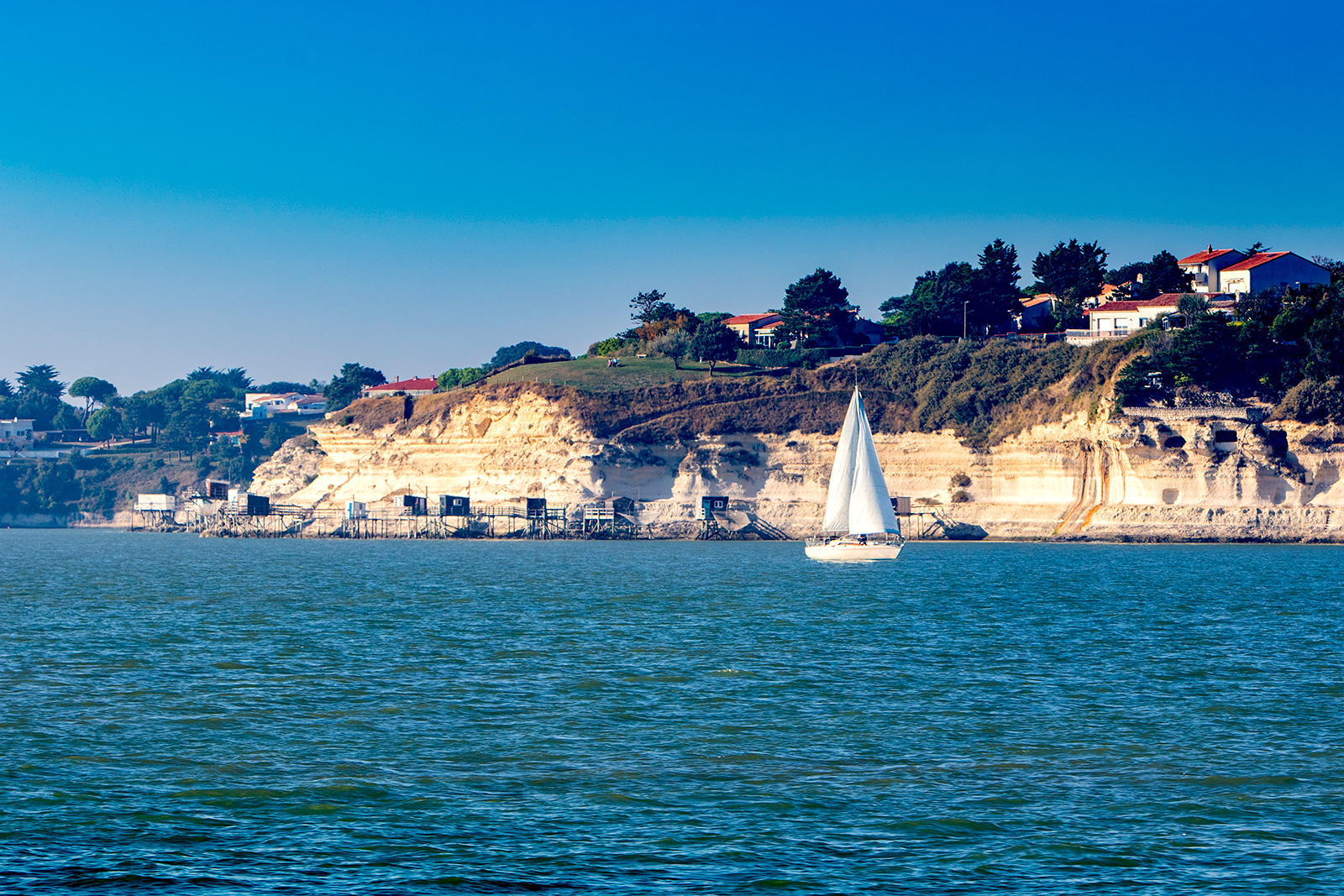 Segelboot vor den Klippen von Meschers-sur-Gironde