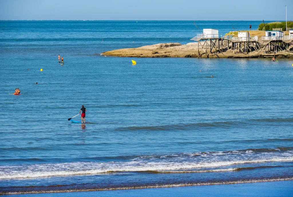 Stand-Up-Paddle-Fahrt am Strand von Pontaillac