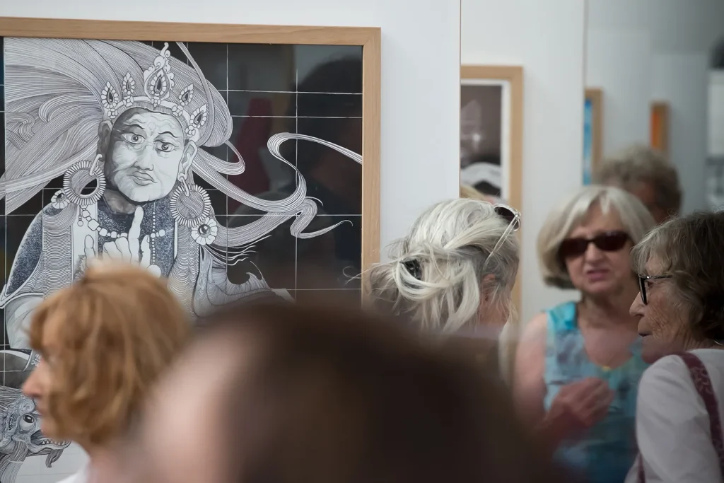 Zeichnung von Nadu Marsaudon während der Ausstellung im Musée de Royan