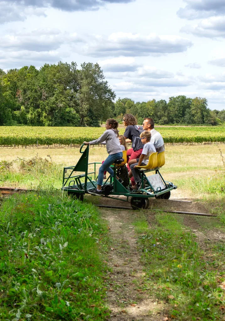 Vélorail mit der Familie in der Nähe von Cozes