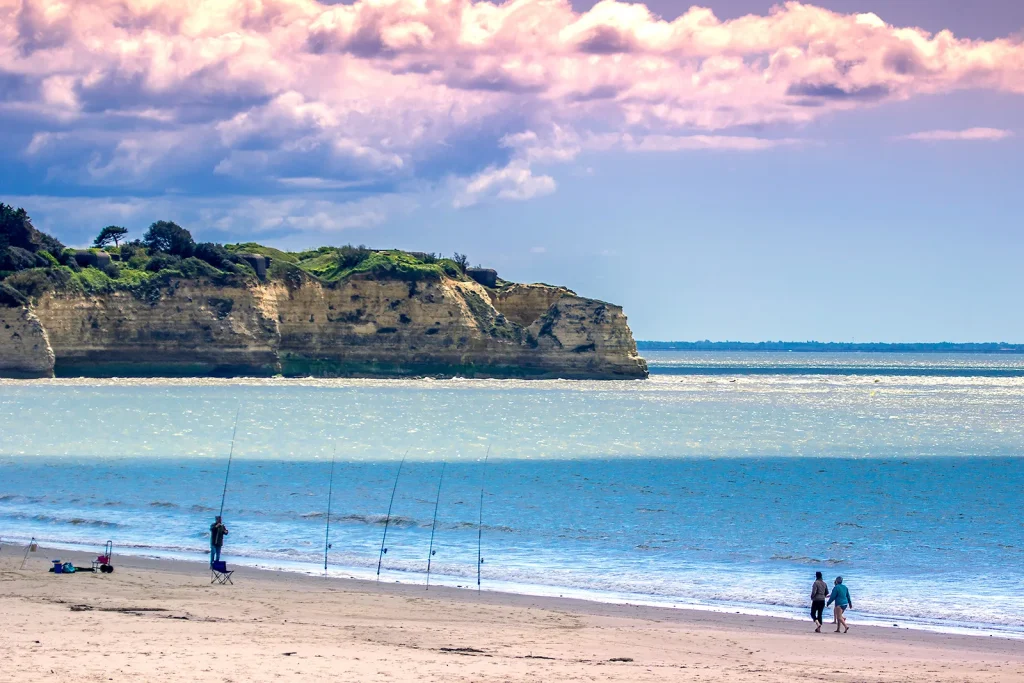 Surfcasting fishing from the beach of Saint-Georges-de-Didonne