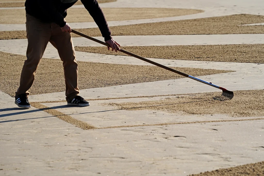 Jben traces the Royan Atlantique logo with his rake