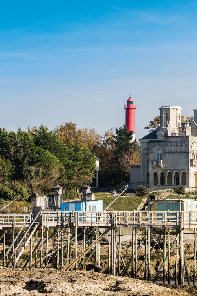 phare de terre negre avec les carrelets au premier plan