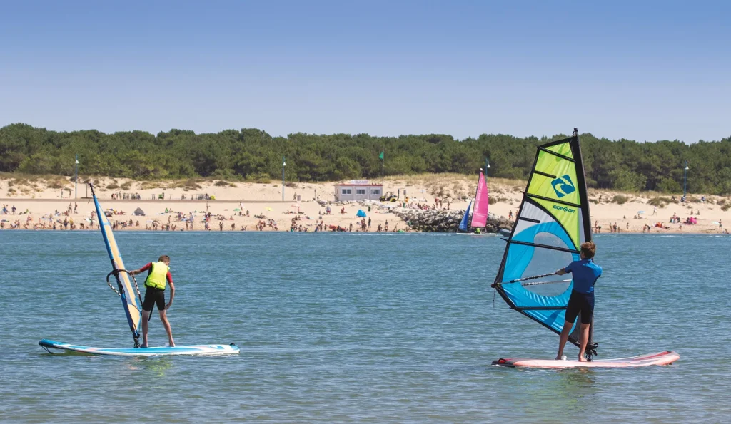 Children windsurfing in La Palmyre