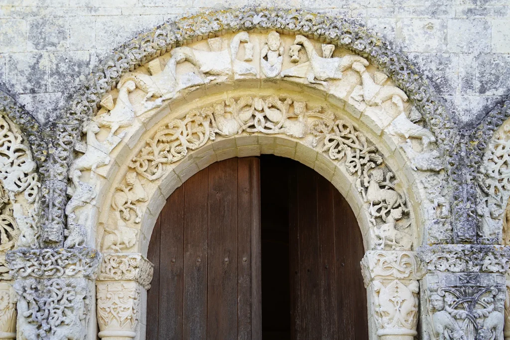 Façade sculptée de l'église de Corme-Ecluse