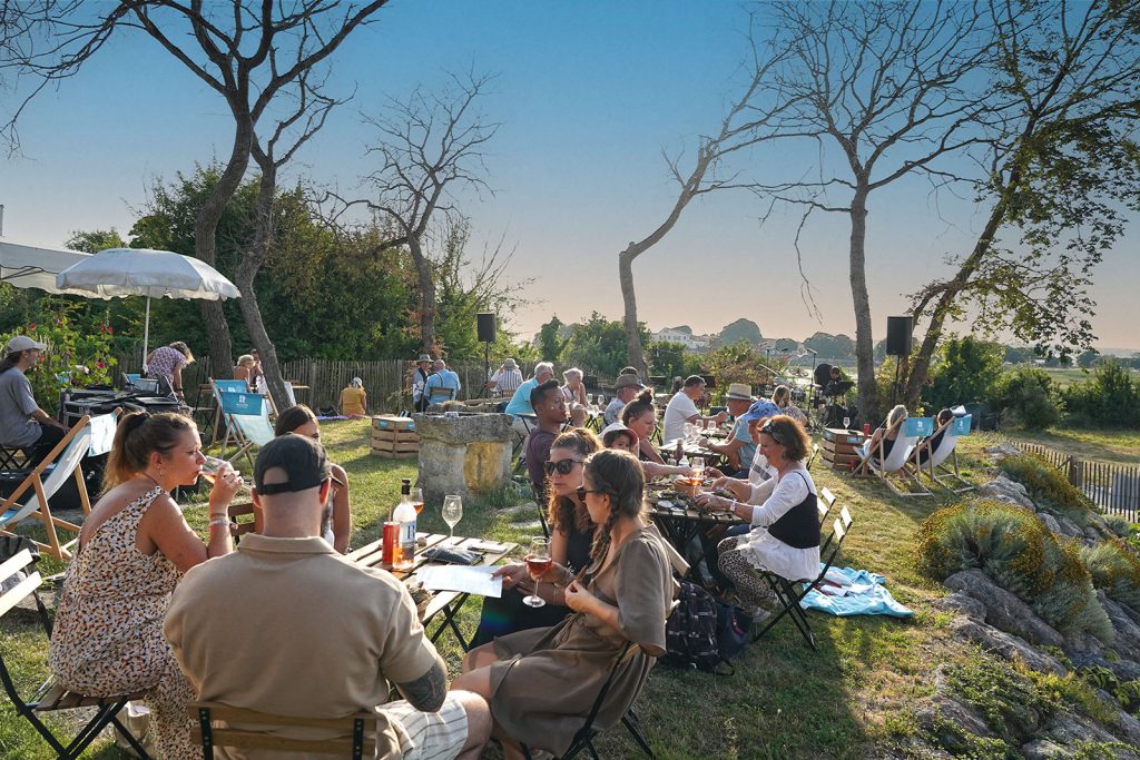 Des vignerons passionnés font découvrir leur chai et leurs
cuvées au son du jazz, swing, funk et chanson française,
dans une ambiance festive et chaleureuse. Repas proposé
sur place. Cinq rendez-vous pour vivre le territoire autrement.