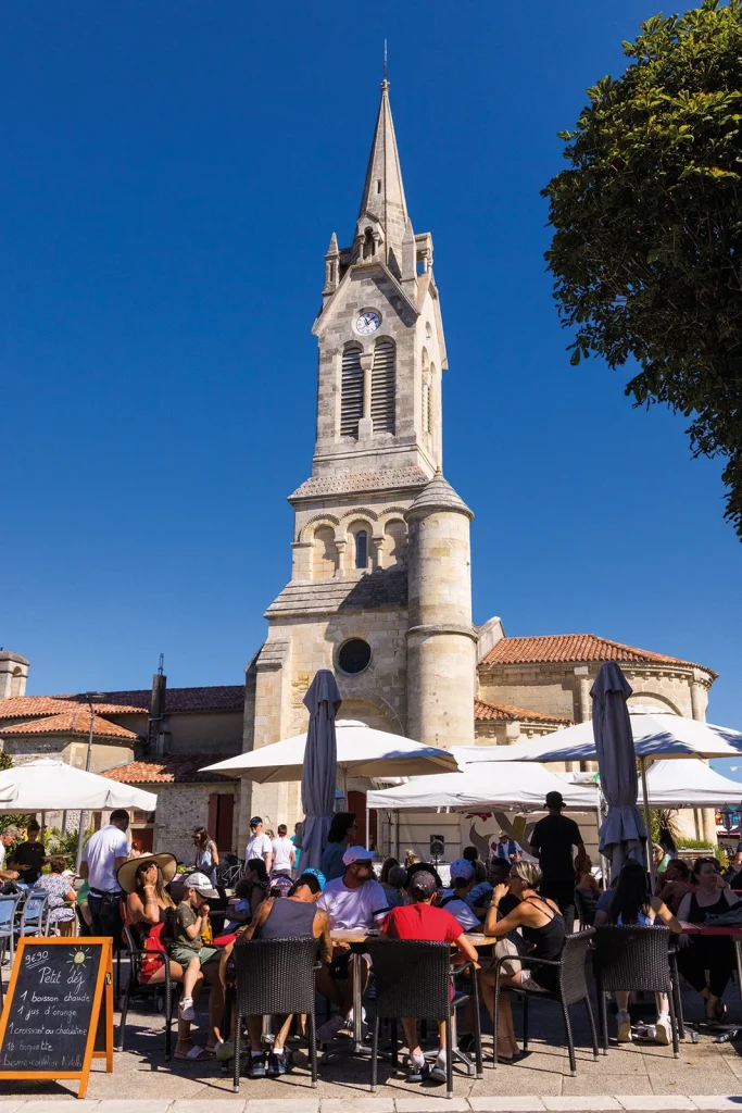 Cafés et restaurants place du centre ville à Saint-Georges