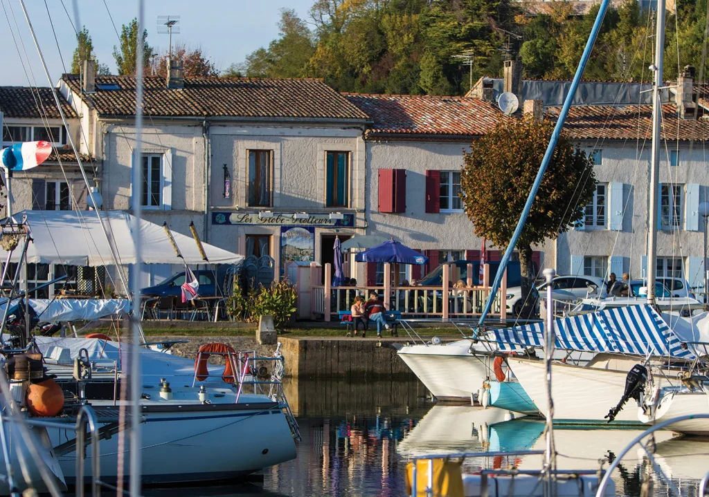 Vie tranquille sur le port de Mortagne-sur-Gironde
