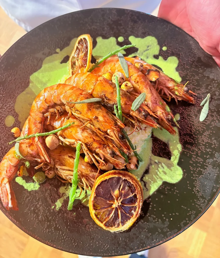Gambas rôties, polenta crémeuse et son coulis vert