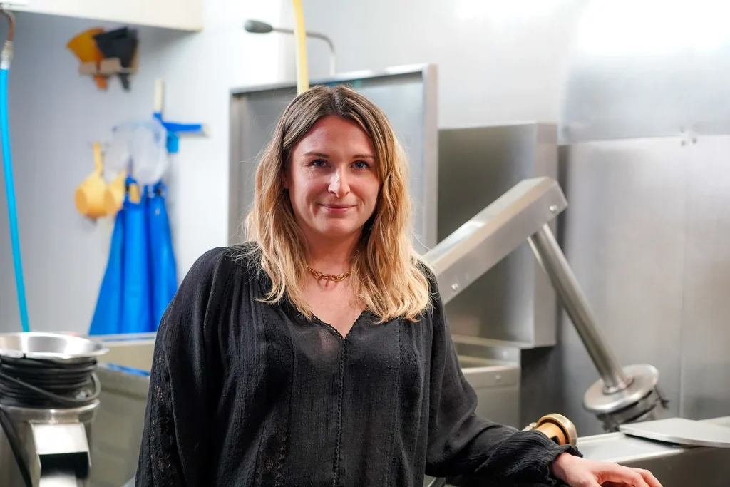 Marine Bertin dans l'atelier de la Conserverie Bertin
