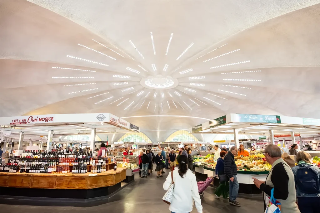 Intérieur de la halle du marché de Royan