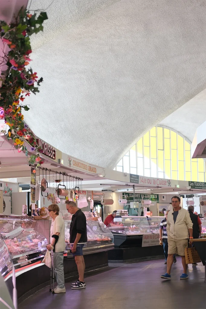 Commerçants sous la halle du marché de Royan