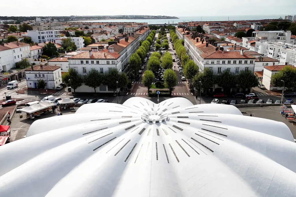Voûte et ondulations du marché central de Royan vus du ciel