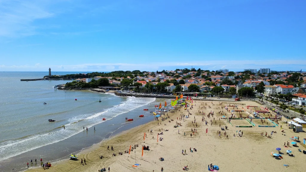 Activités nautiques et détente sur la grande plage de Saint-Georges-de-Didonne