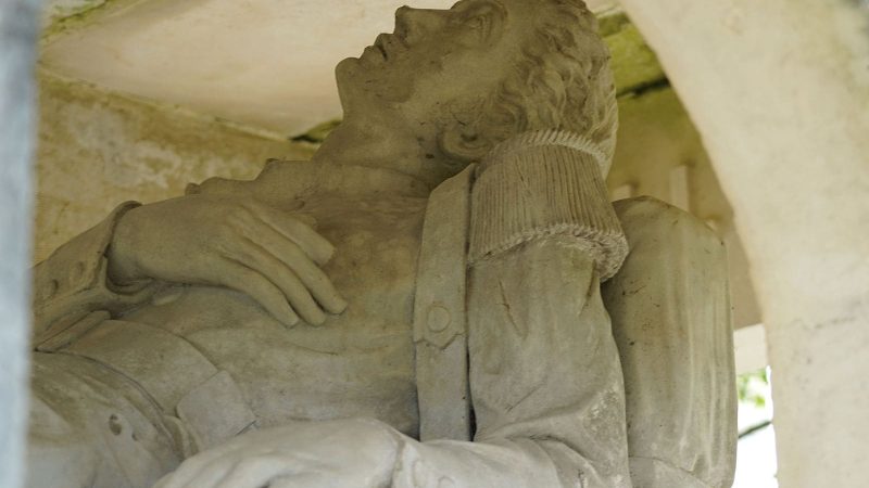 La statue du Gisant près du temple de Saint-Augustin-sur-Mer