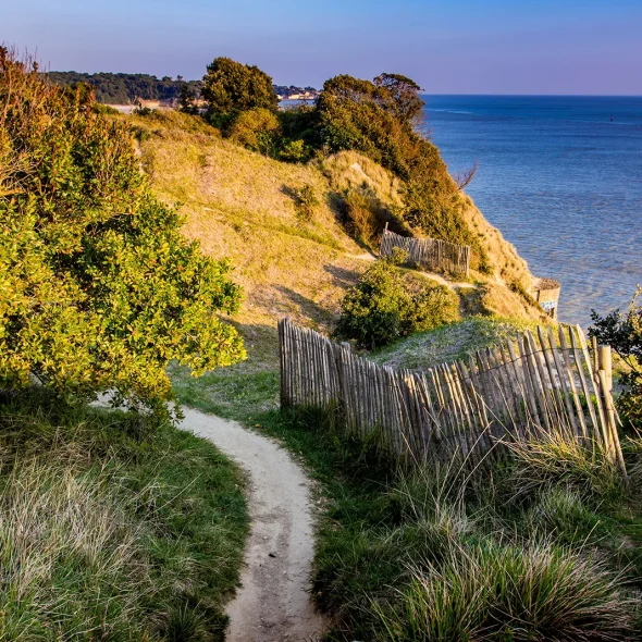 Balade à pied sur un chemin en bord de mer
