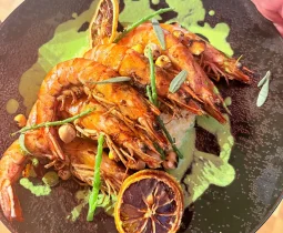 Gambas rôties, polenta crémeuse et son coulis vert