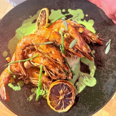 Gambas rôties, polenta crémeuse et son coulis vert