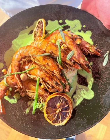 Gambas rôties, polenta crémeuse et son coulis vert